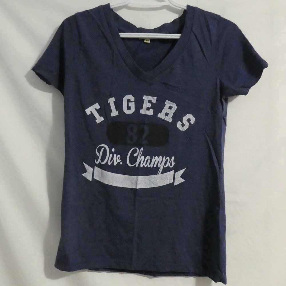 BLUE CRUSH, size medium, V-Neck, graphic tee, GUC